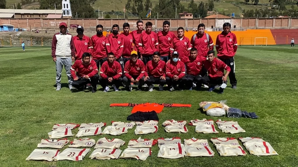Entrega de uniformes a la Liga Deportiva de Fútbol de Ticapampa