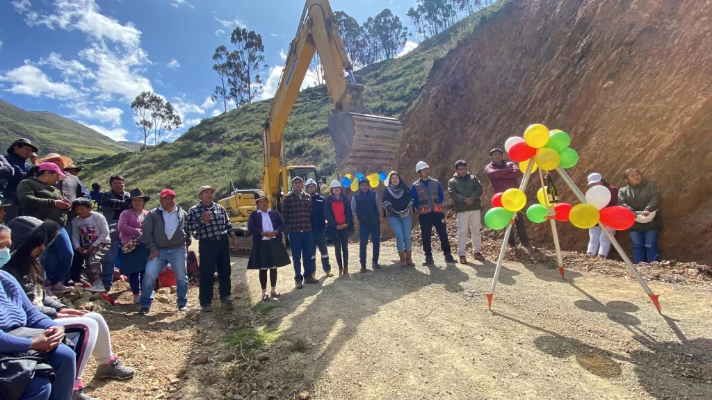 Colocacion-de-Primera-Piedra-en-nueva-carretera-Huacna–Huachon-Lincuna